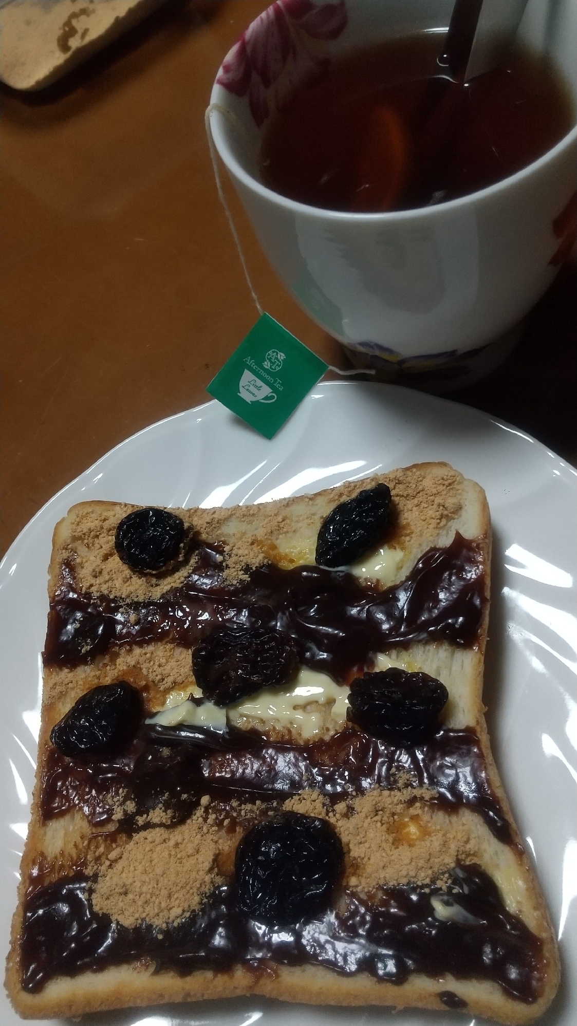 チョコクリームとドライフルーツのオープンサンド