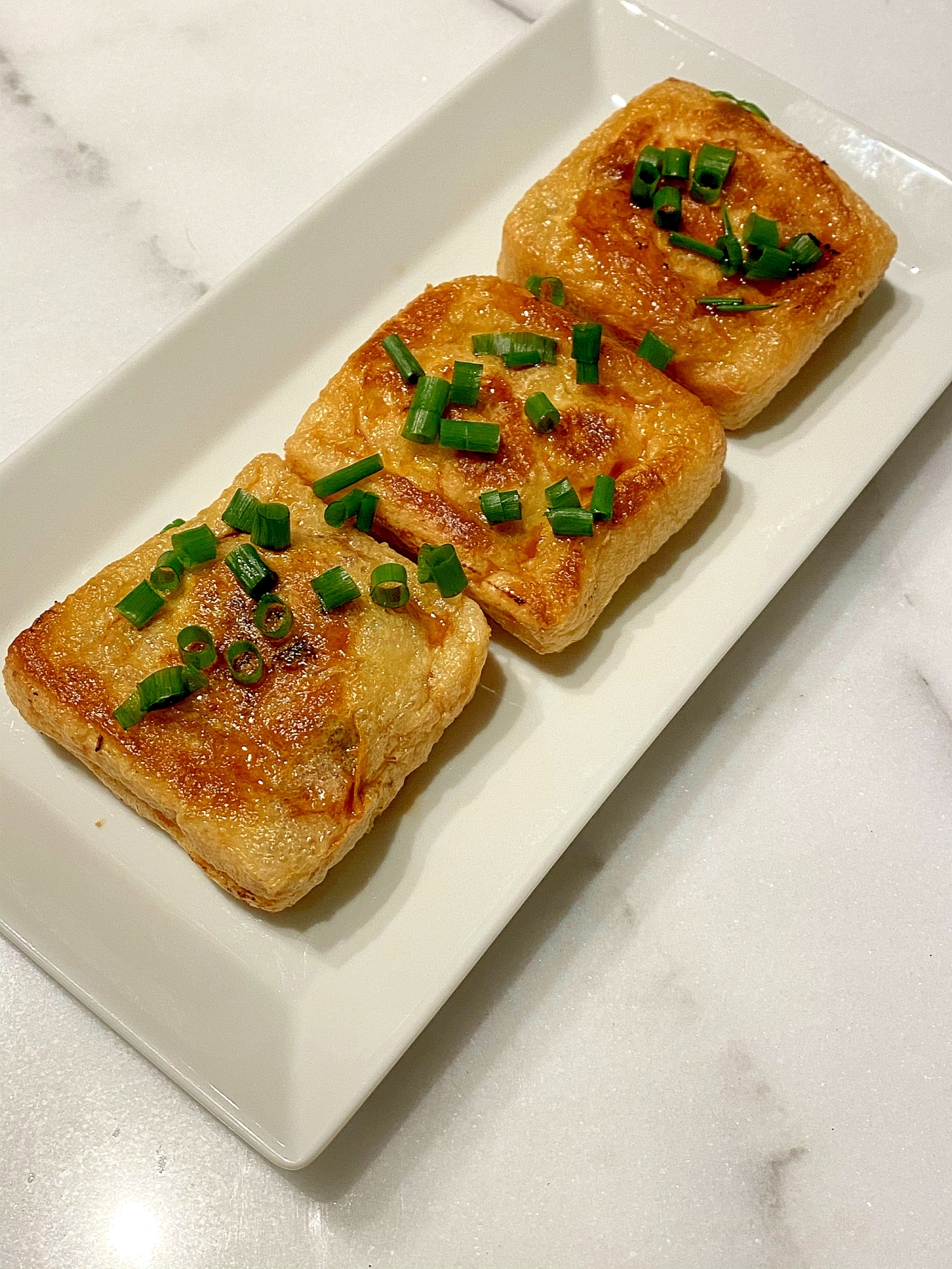 主夫がつくる納豆キムチチーズの油揚げ包み焼き