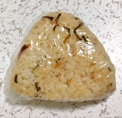 塩昆布とおかかとごまのおにぎり