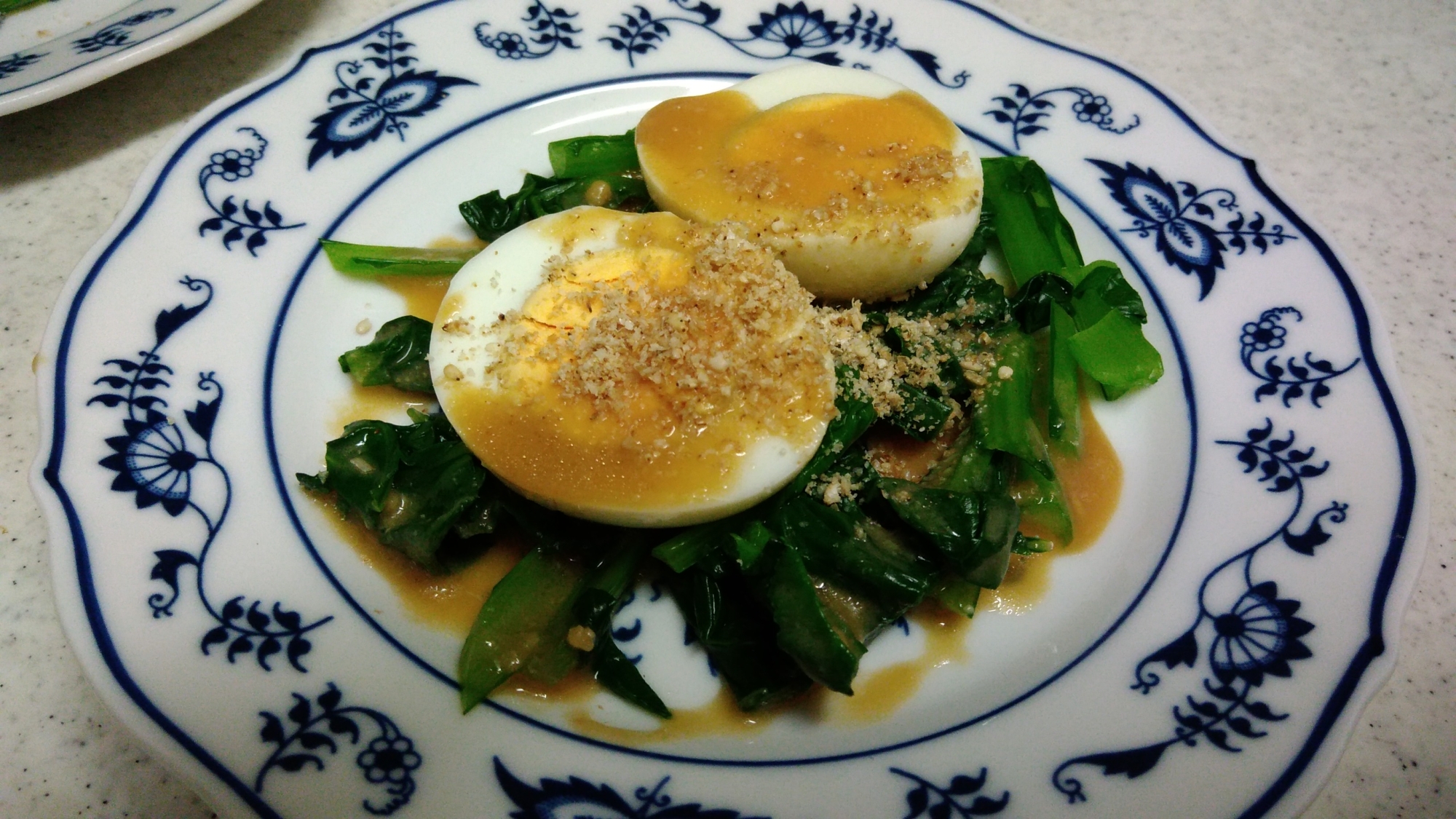 小松菜とゆで卵の味噌ドレ掛け