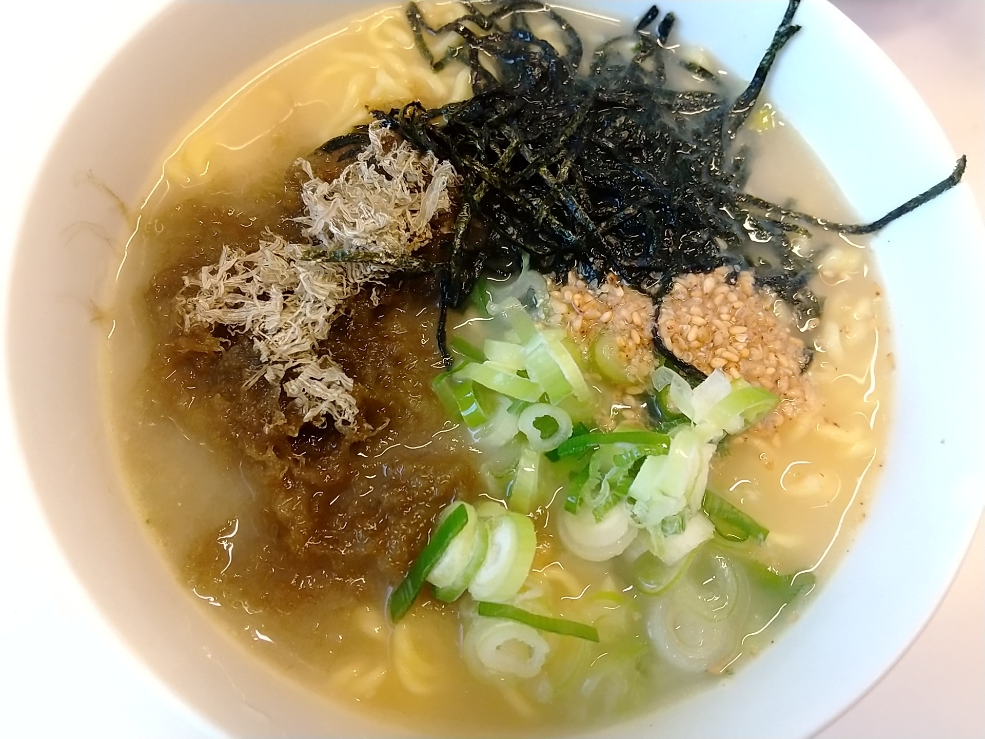 とろろ昆布と海苔のラーメン