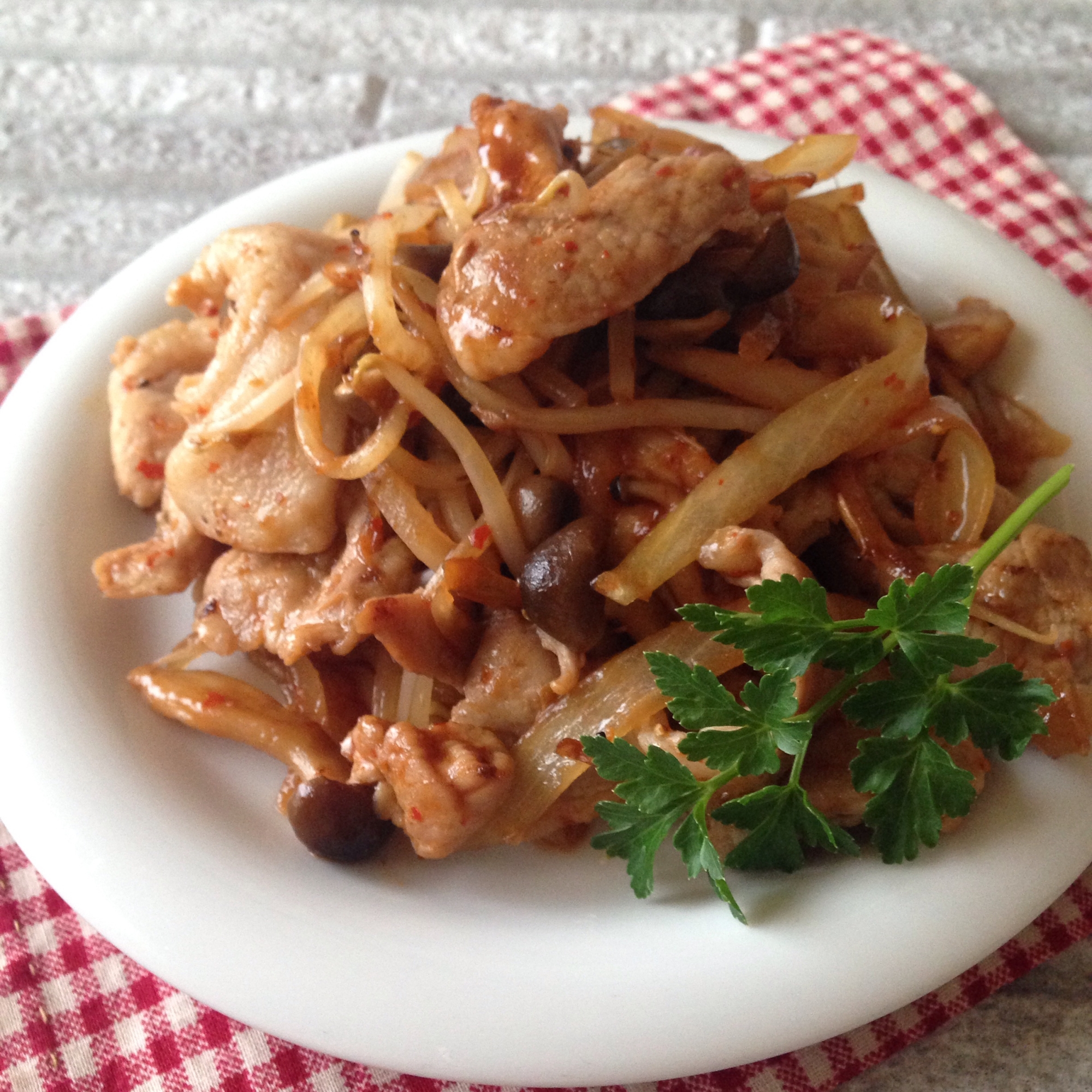 豚こま肉しめじもやしの炒め物♪