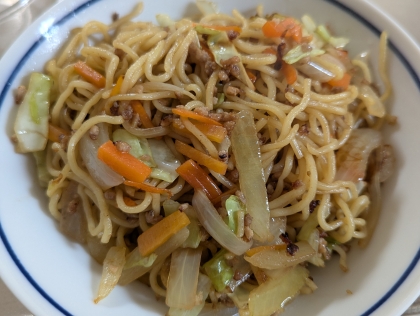 豚ひき肉とキャベツ人参玉ねぎの焼きそば