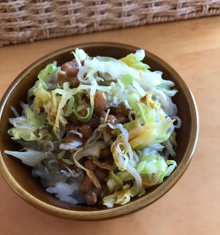 キャベツとちりめんじゃこ炒め納豆ごはん