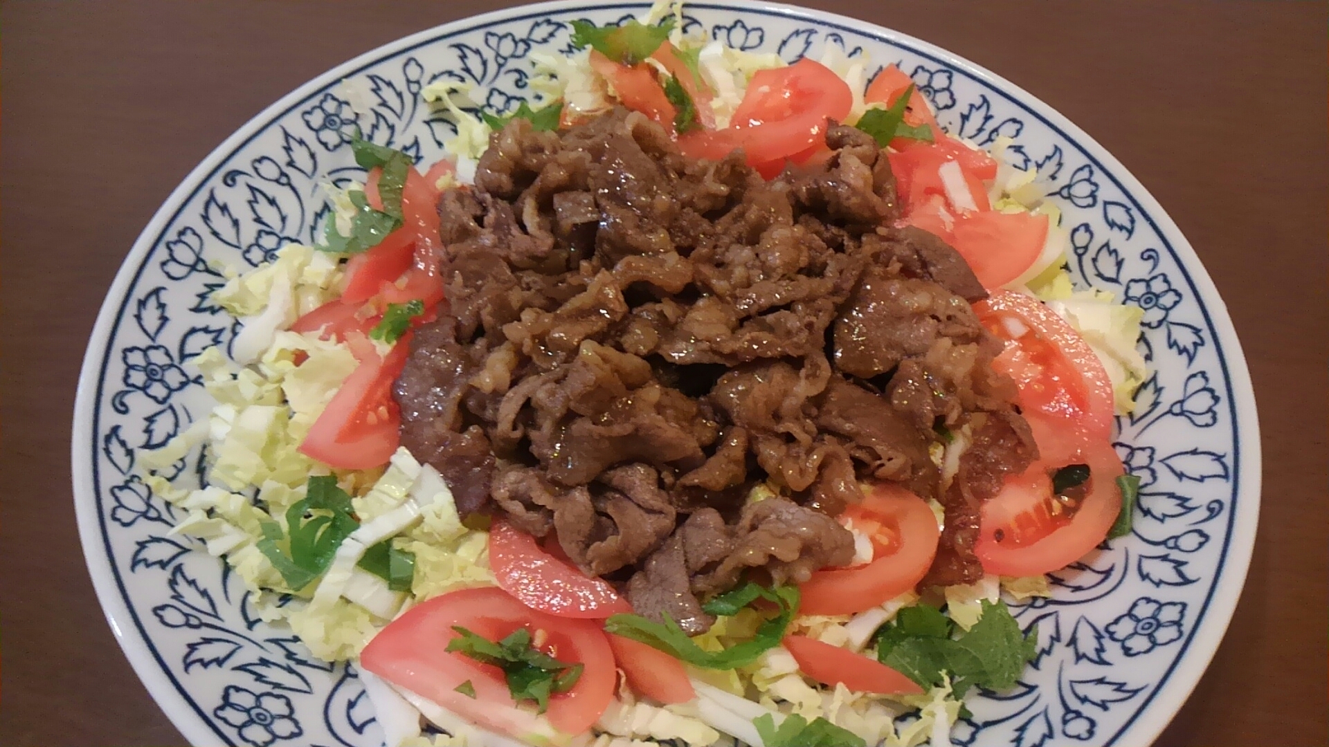 白菜サラダと食べる牛薄切り肉の焼き肉☆