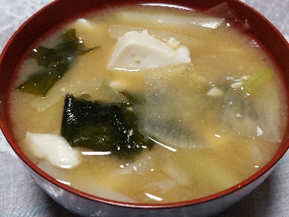 豆腐と大根とわかめの味噌汁