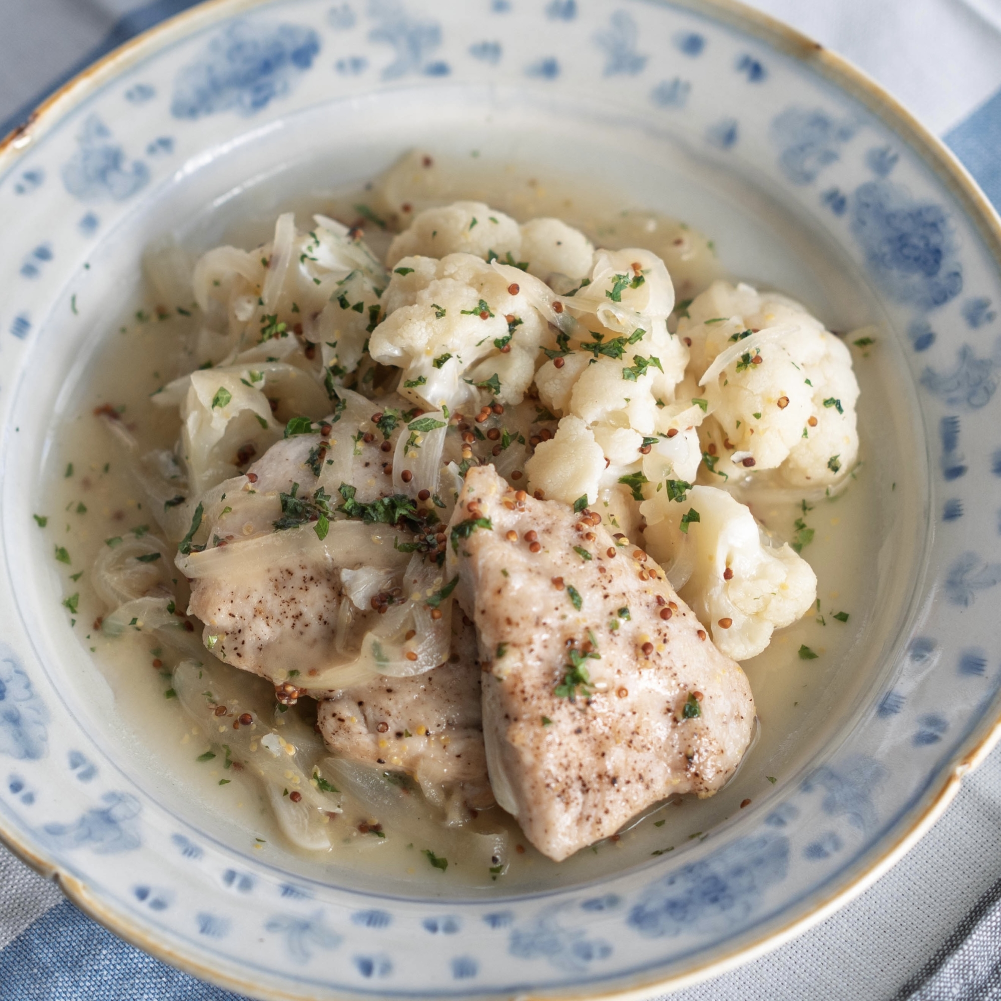 鶏むね肉とカリフラワーの粒マスタード煮込み【洋食】