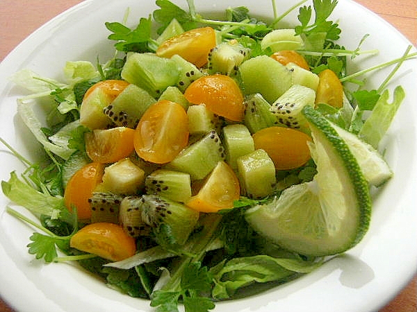 キウイ＆黄色いミニトマトのサラダ♪（セロリの芽）