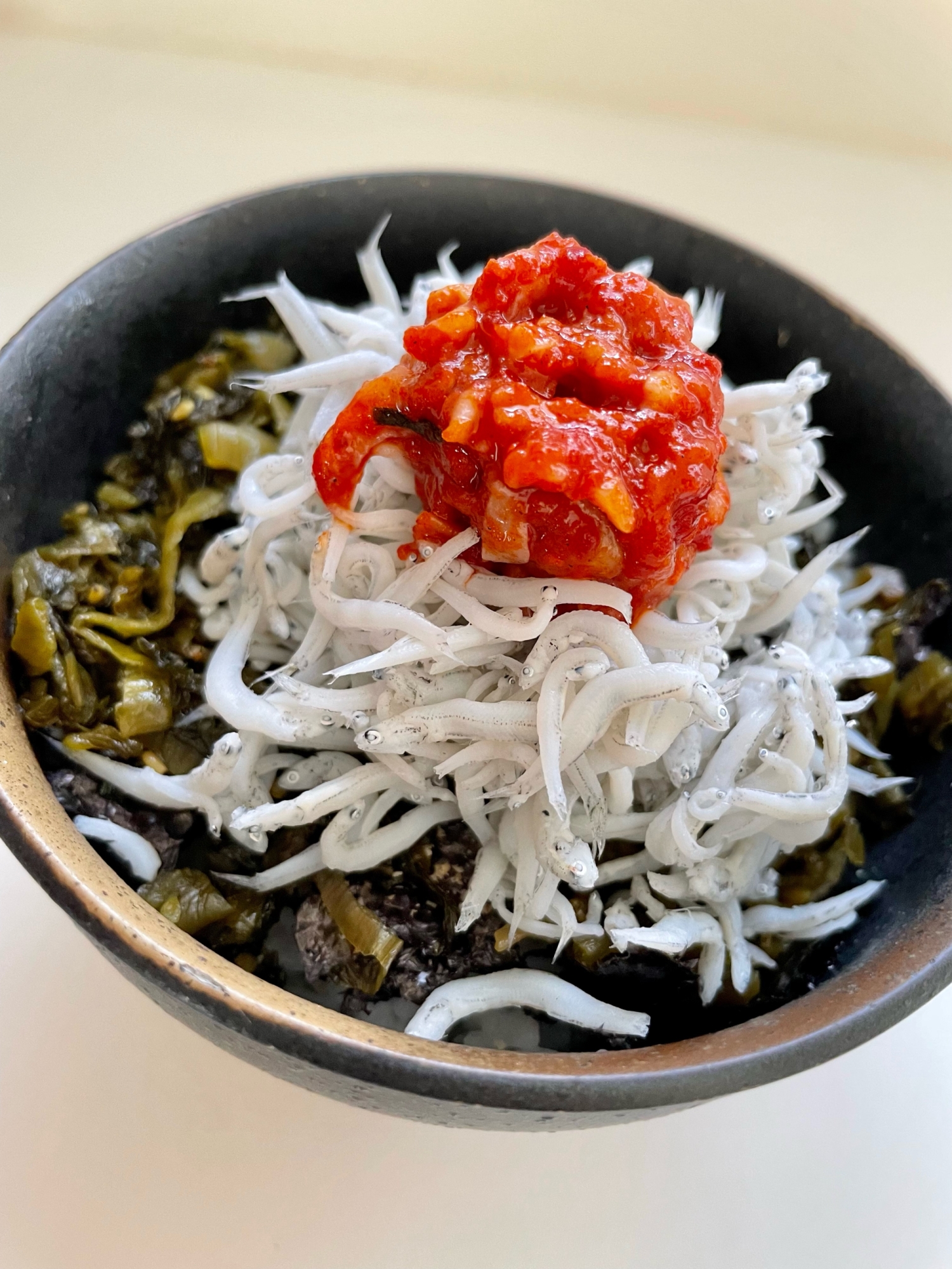 市販の高菜漬けと釜揚げしらすで作る　簡単しらす丼