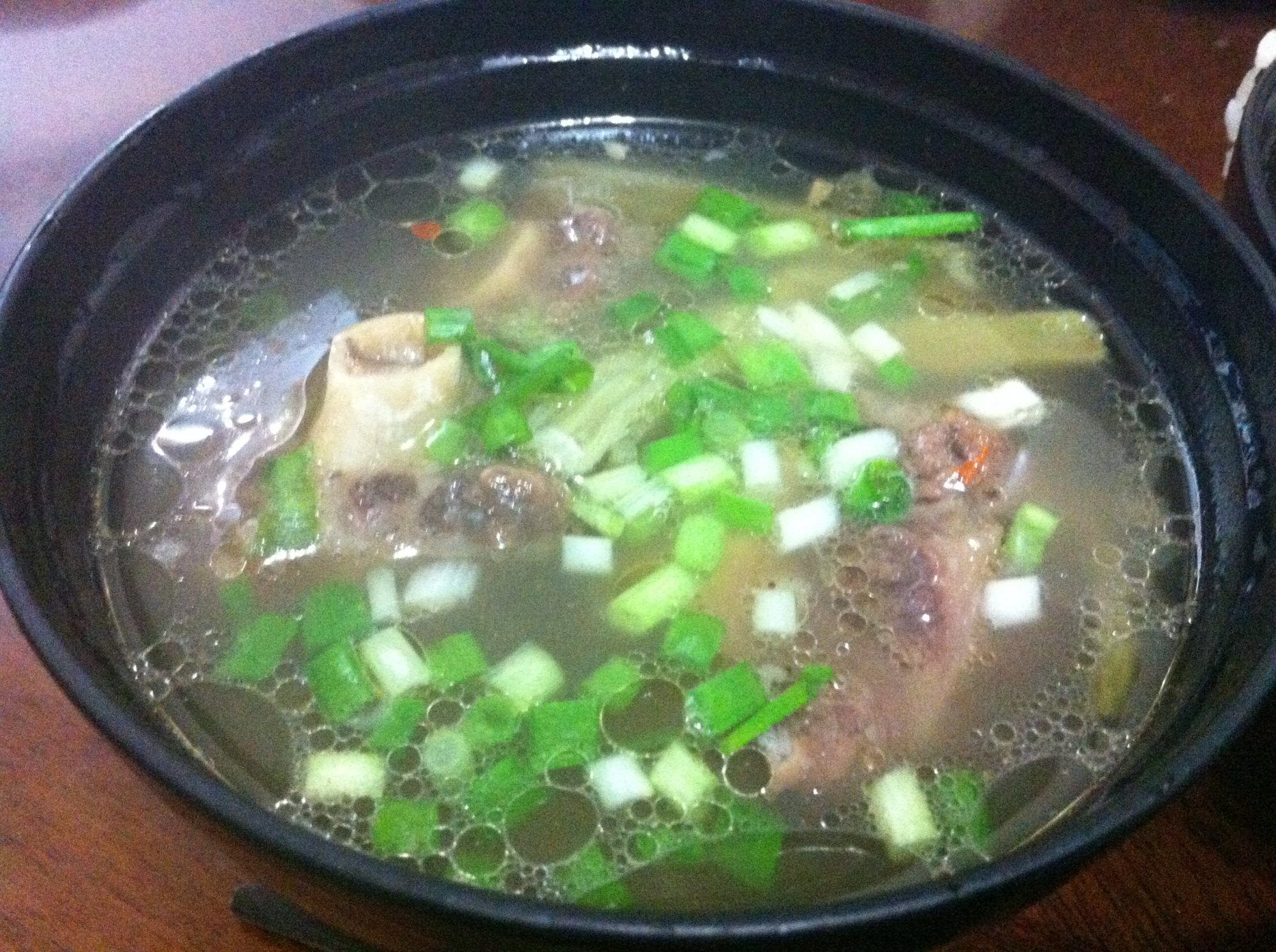 黒い器に盛られた野菜たっぷりテールスープ