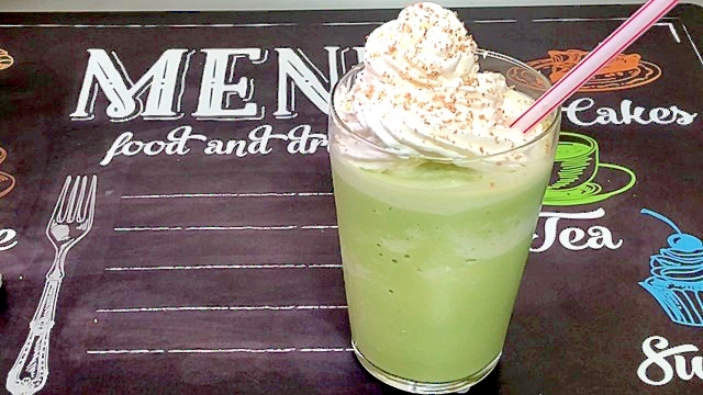 コップに注がれた抹茶フラッペ