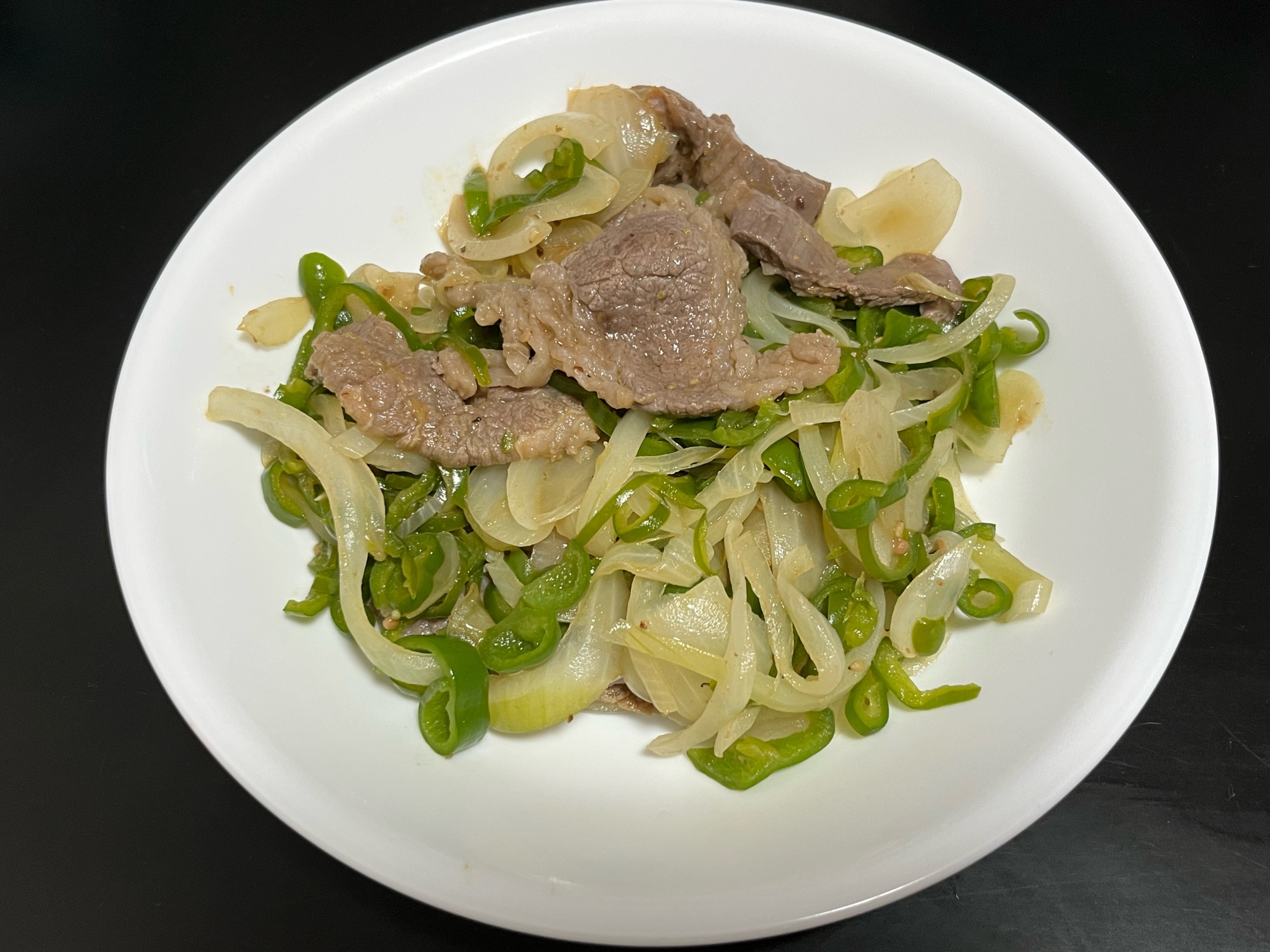 牛カルビ肉とピーマンと玉ねぎの料理酒炒め