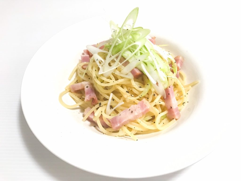 レンジで簡単「たっぷりベーコンと九条ネギのパスタ」