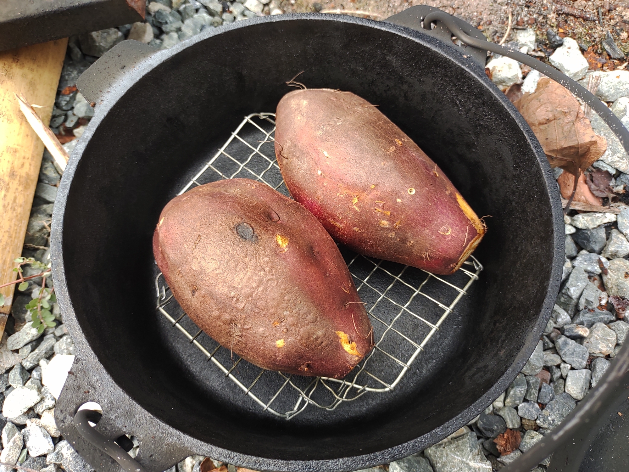 ダッチオーブンで焼き芋