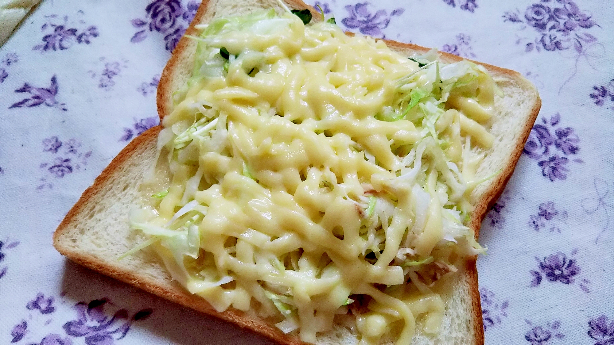 キャベツとかいわれのツナサラダで簡単チーズトースト