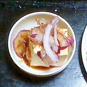 赤たまねぎとかつおぶしの冷奴(ポン酢)