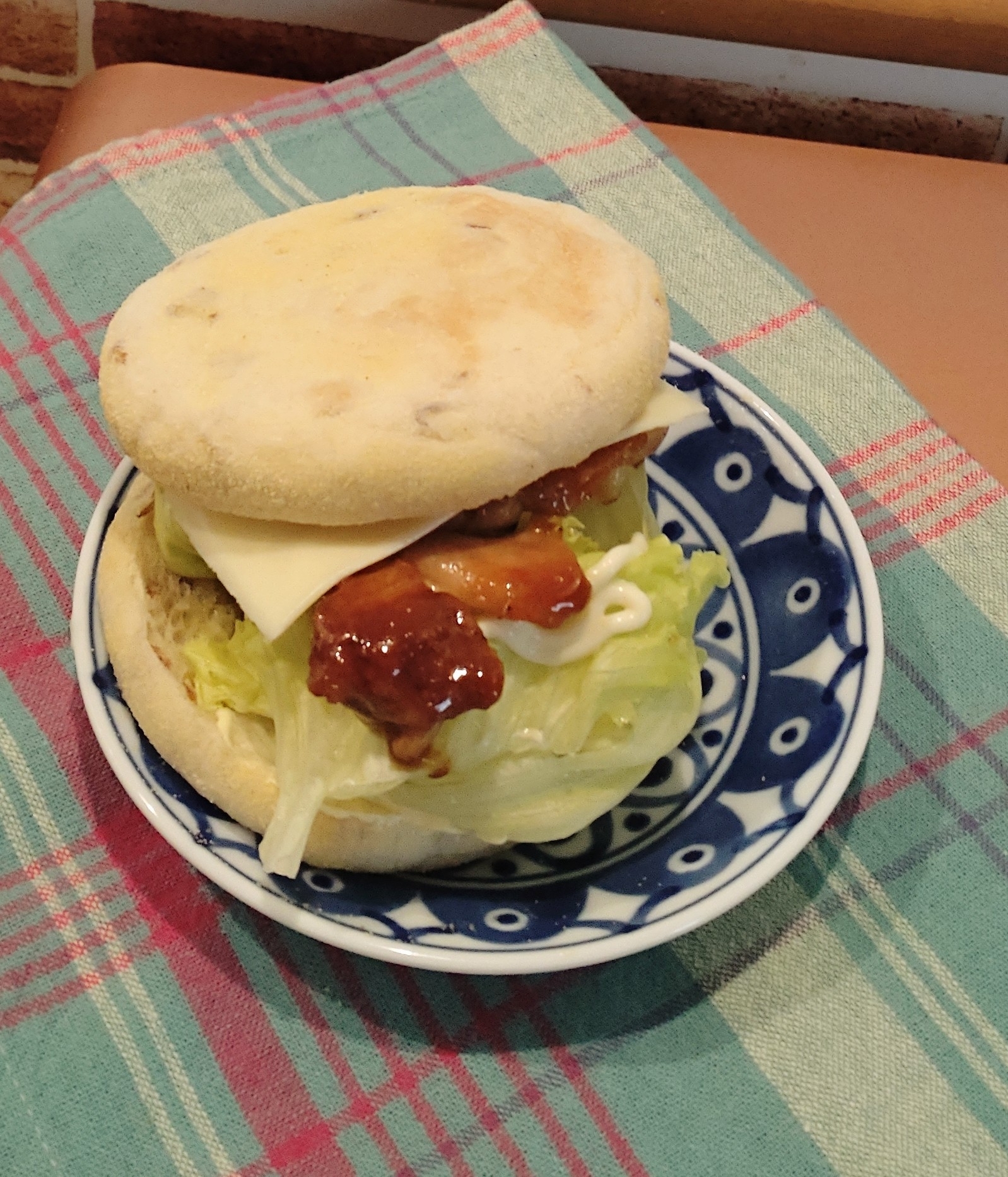 たっぷりレタスと照り焼きチーズチキンサンド
