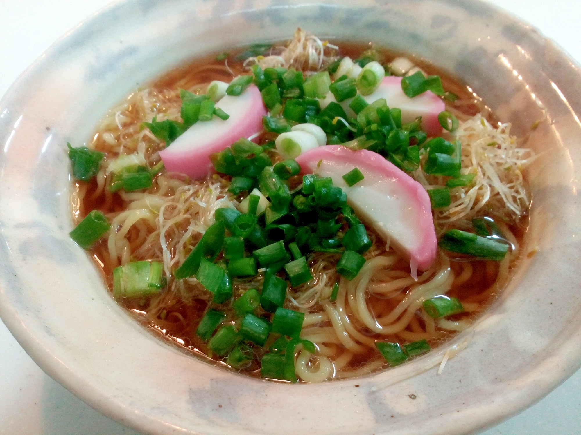 アルファルファと板蒲鉾と葱の醤油ラーメン