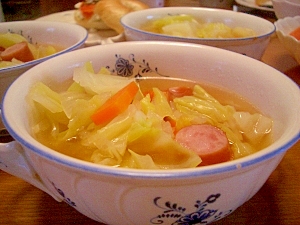 キャベツとソーセージの簡単スープ