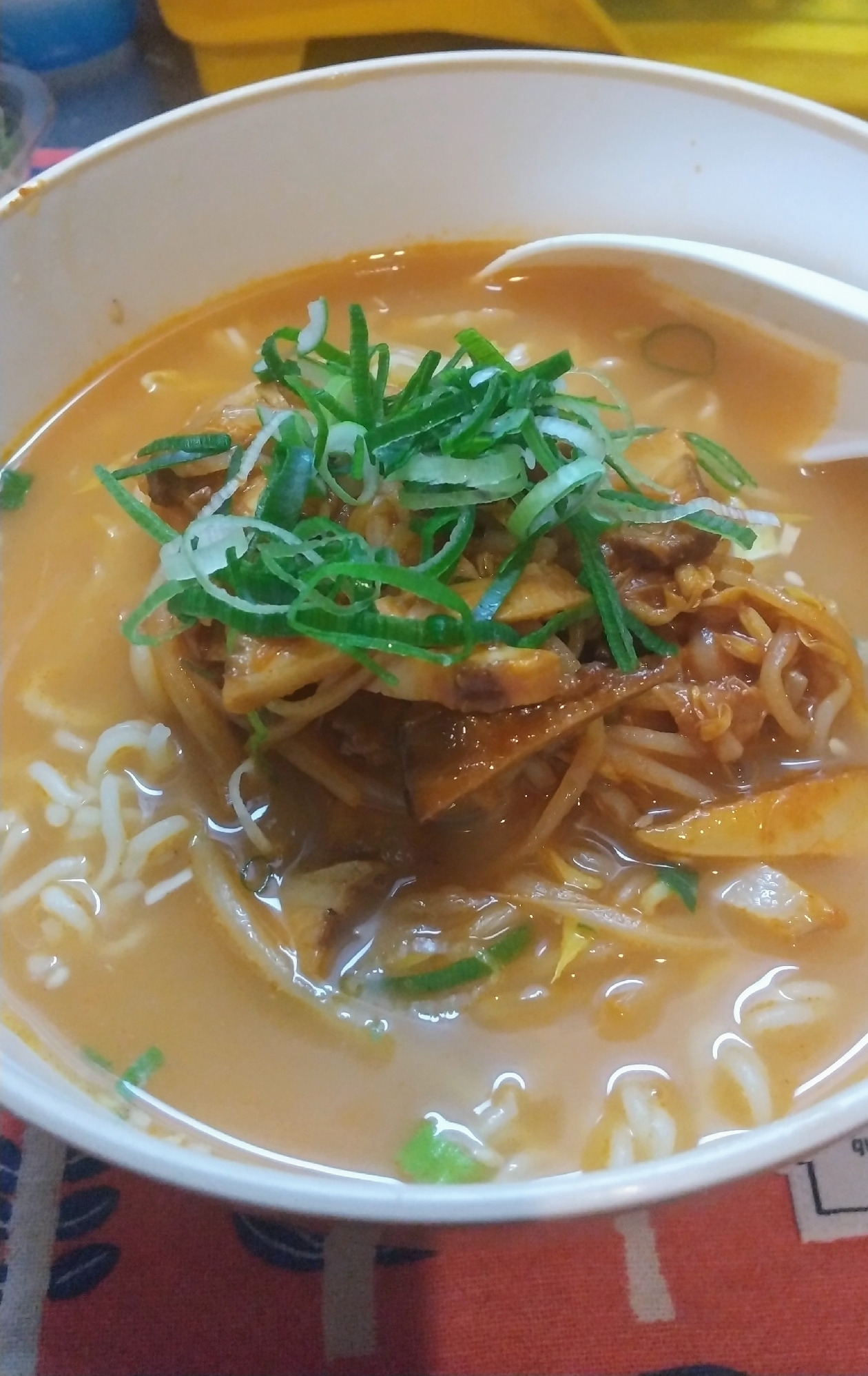 節約もやしと袋麺で旨味とんこつラーメン♪