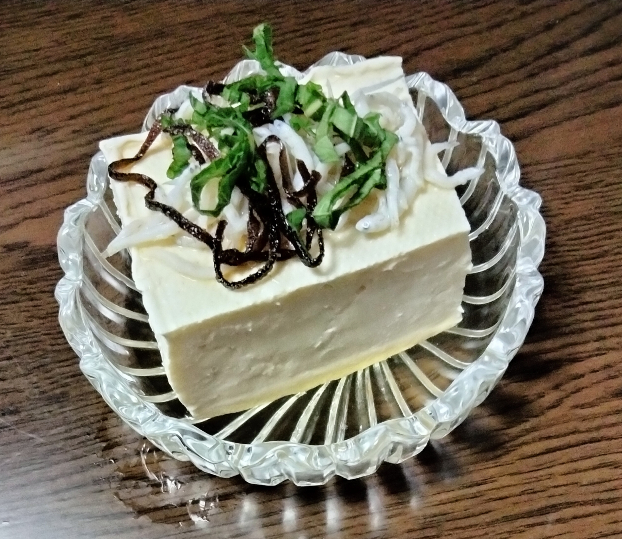 冷奴アレンジ しらす大葉塩昆布のせて