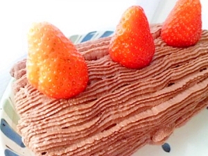 苺のチョコ・チョコ・ロールケーキ