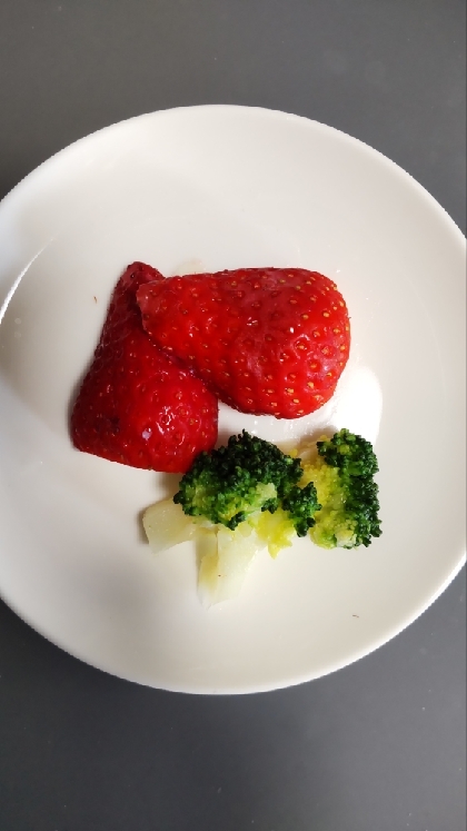 いちごとブロッコリーサラダ