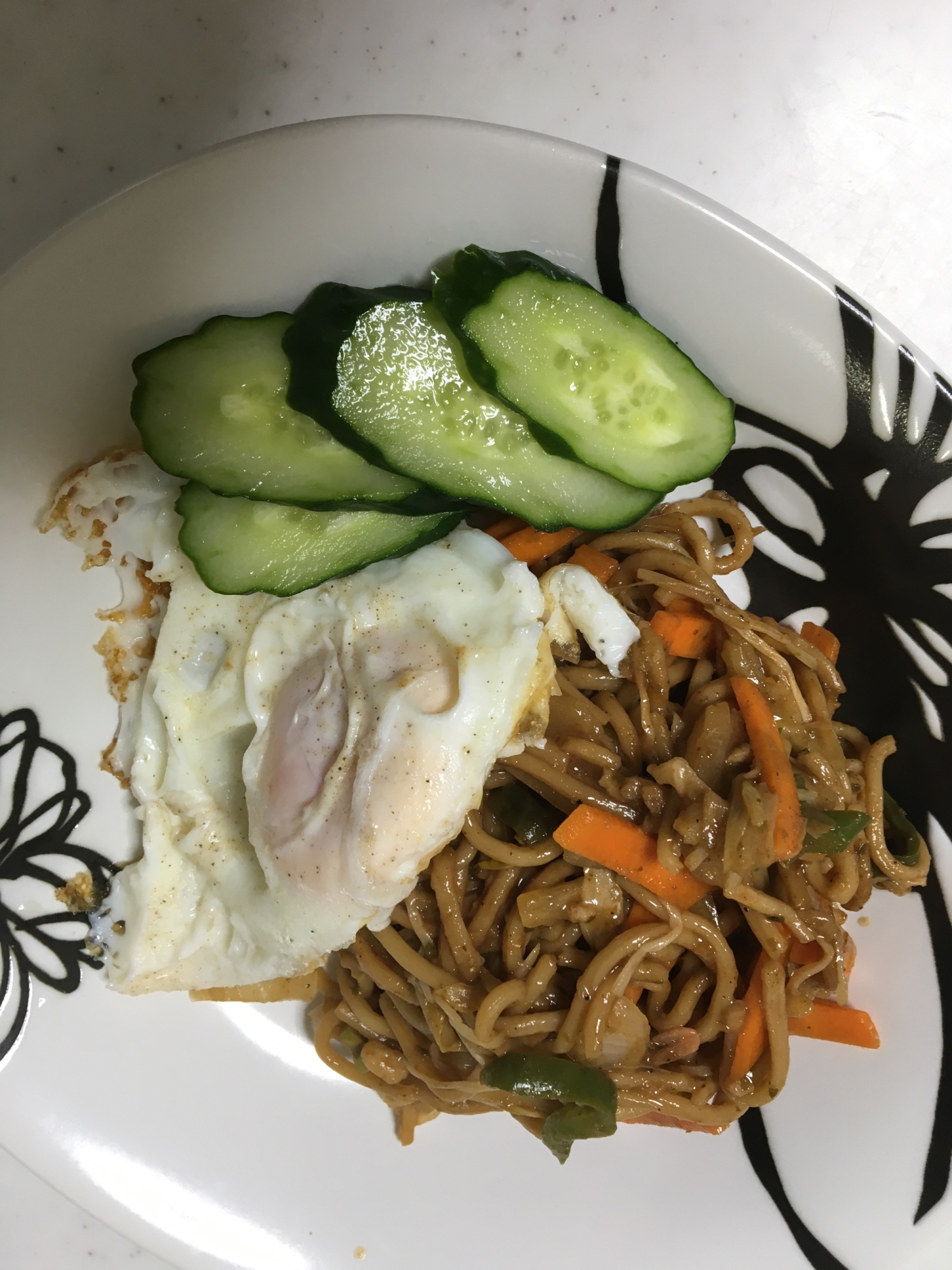 目玉焼きときゅうり添え✨豚もやしソース焼きそば