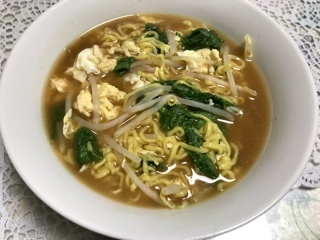 こんにちは。
鍋の残りのシメは、やはりラーメンが1番ですね。
とても美味しかったです。
ご馳走さまでした。