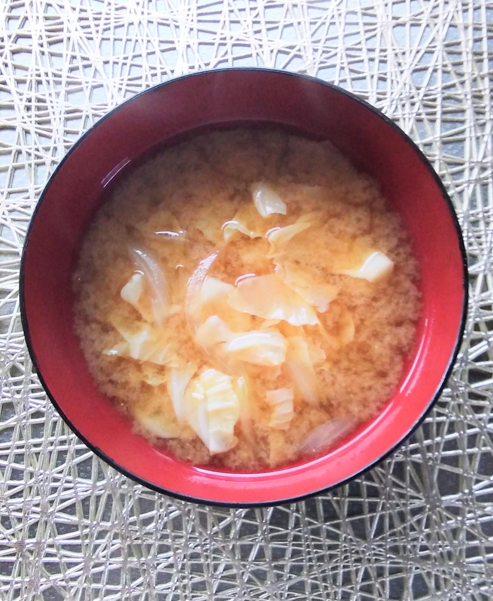 味噌汁☆玉ねぎとキャベツ炒めの味噌汁