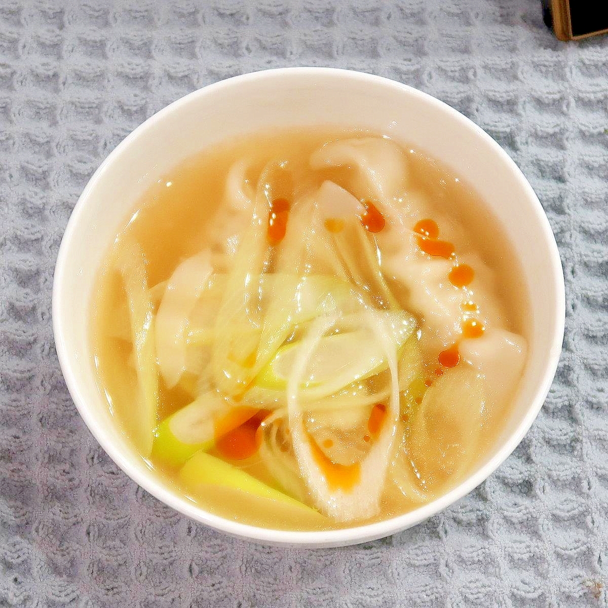 冷凍餃子と長ねぎで酸辣湯風スープ