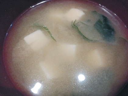 絹豆腐と玉ねぎとわかめのお味噌汁