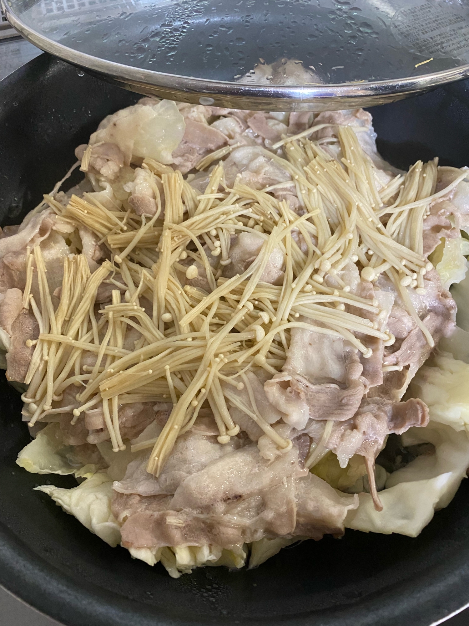 キャベツが甘い豚バラ肉とキャベツの蒸し焼き