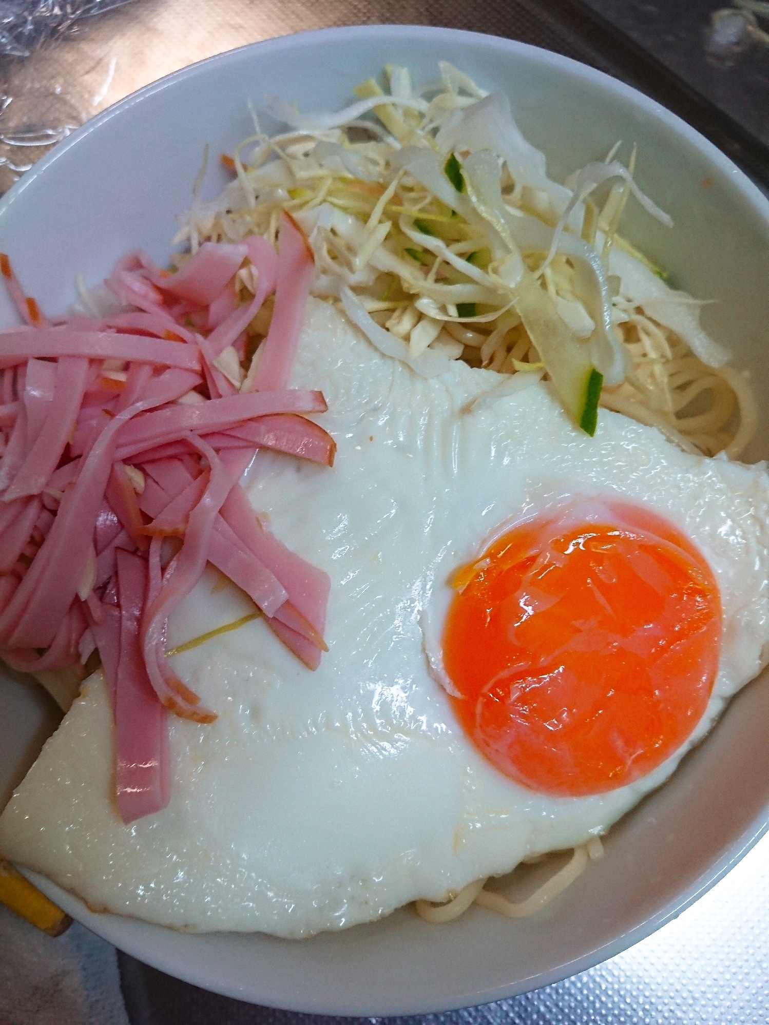 半熟目玉焼きのせ冷やし中華