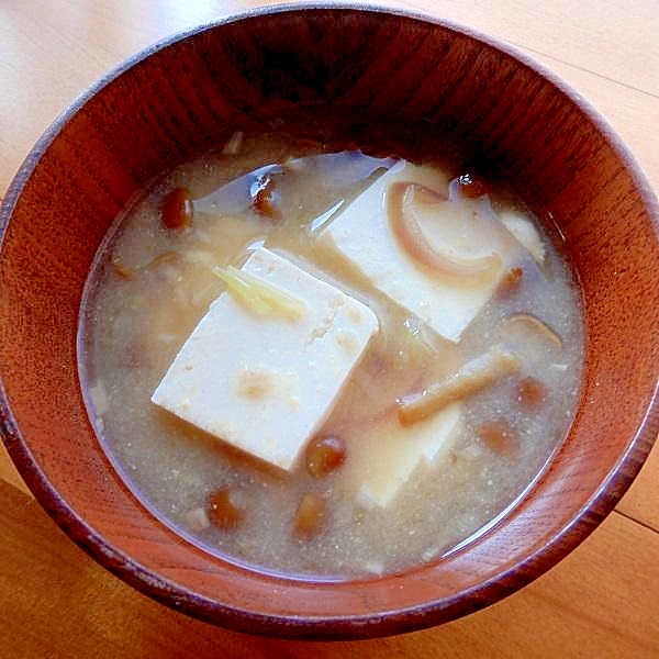 量たっぷり❤王道の豆腐&なめこ味噌汁♪（茗荷など）