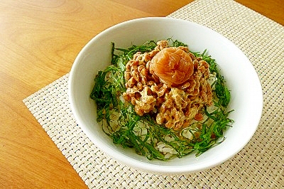 生姜でポカポカ♪大葉と梅干しの簡単　納豆丼