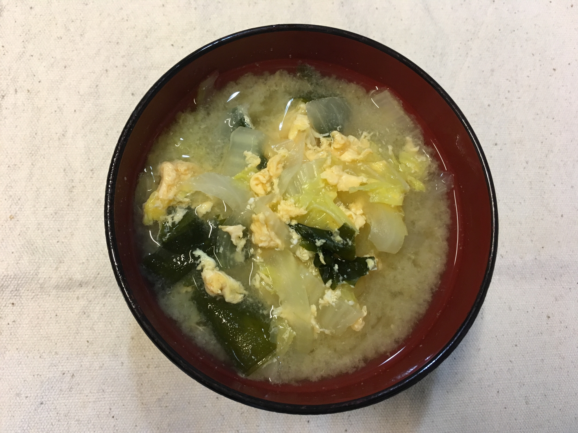 卵とワカメで旨味up 白菜と玉ねぎのお味噌汁 レシピ 作り方 By Yu1299ka 楽天レシピ
