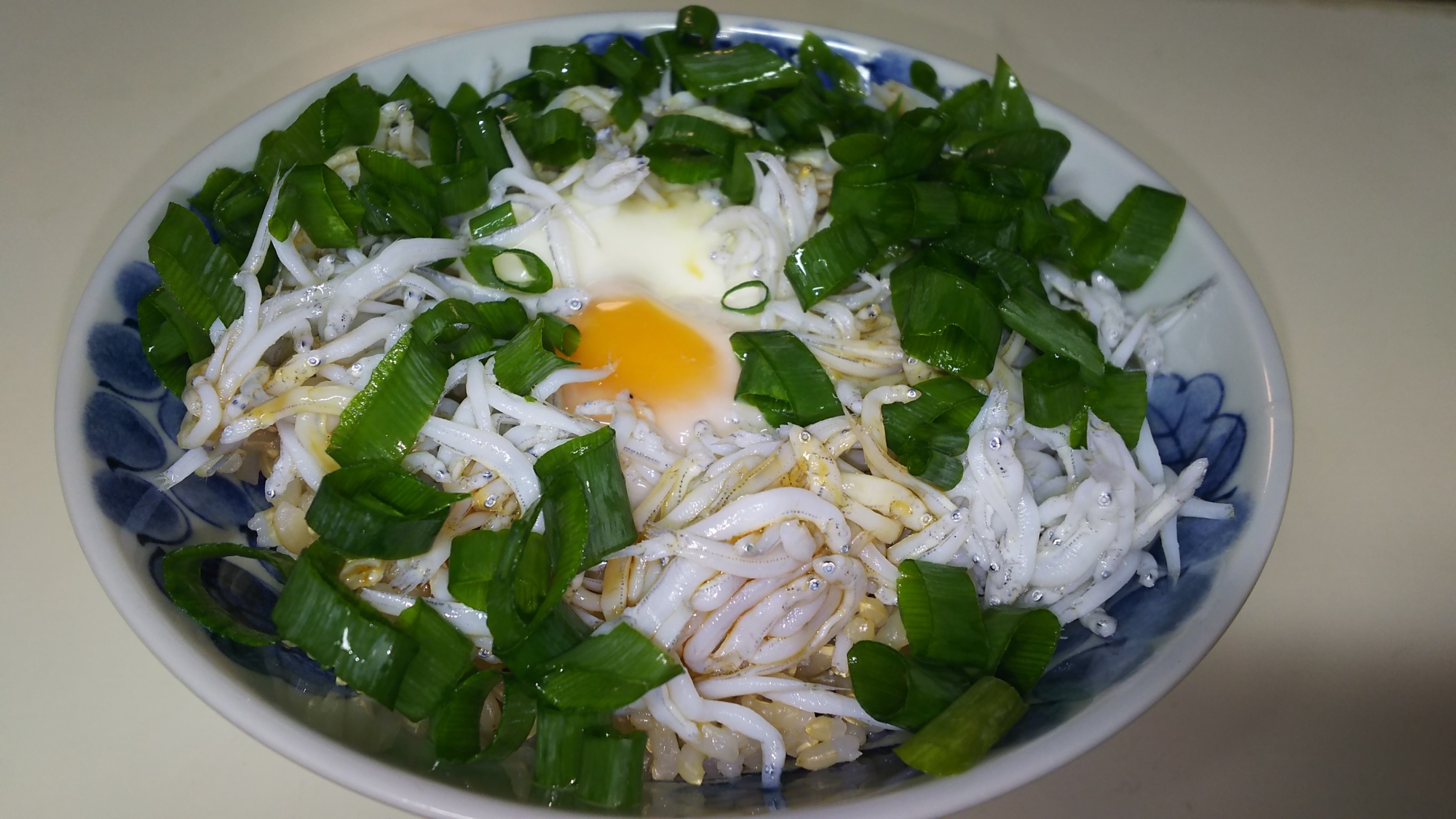 ゴマの香りが美味しいしらす丼