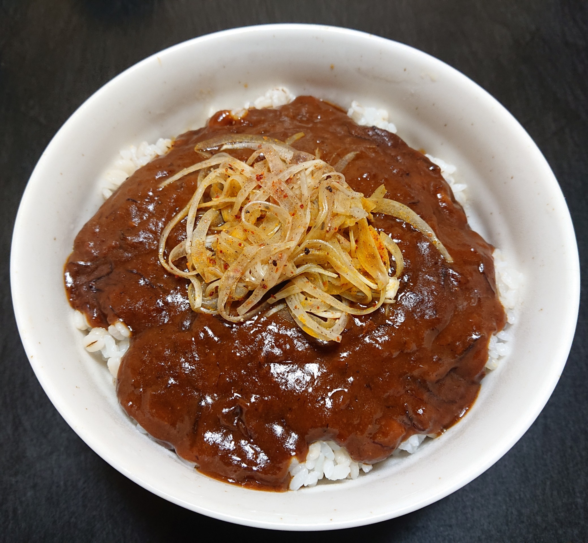 レトルトで☆スパイシーオニオンカレー丼