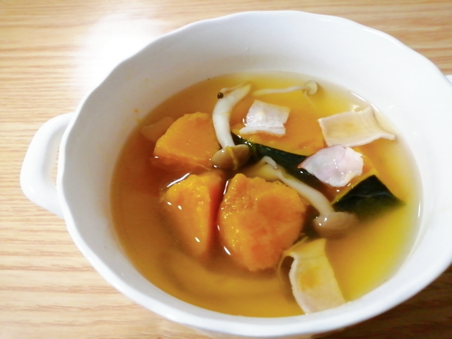 かぼちゃとしめじとベーコンのコンソメスープ レシピ 作り方 By はじゃじゃ 楽天レシピ かぼちゃとしめじとベーコンのコンソメスープ レシピ 作り方 By はじゃじゃ 楽天レシピ