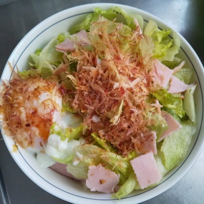 レンジで温玉！レタスとハムのサラダうどん