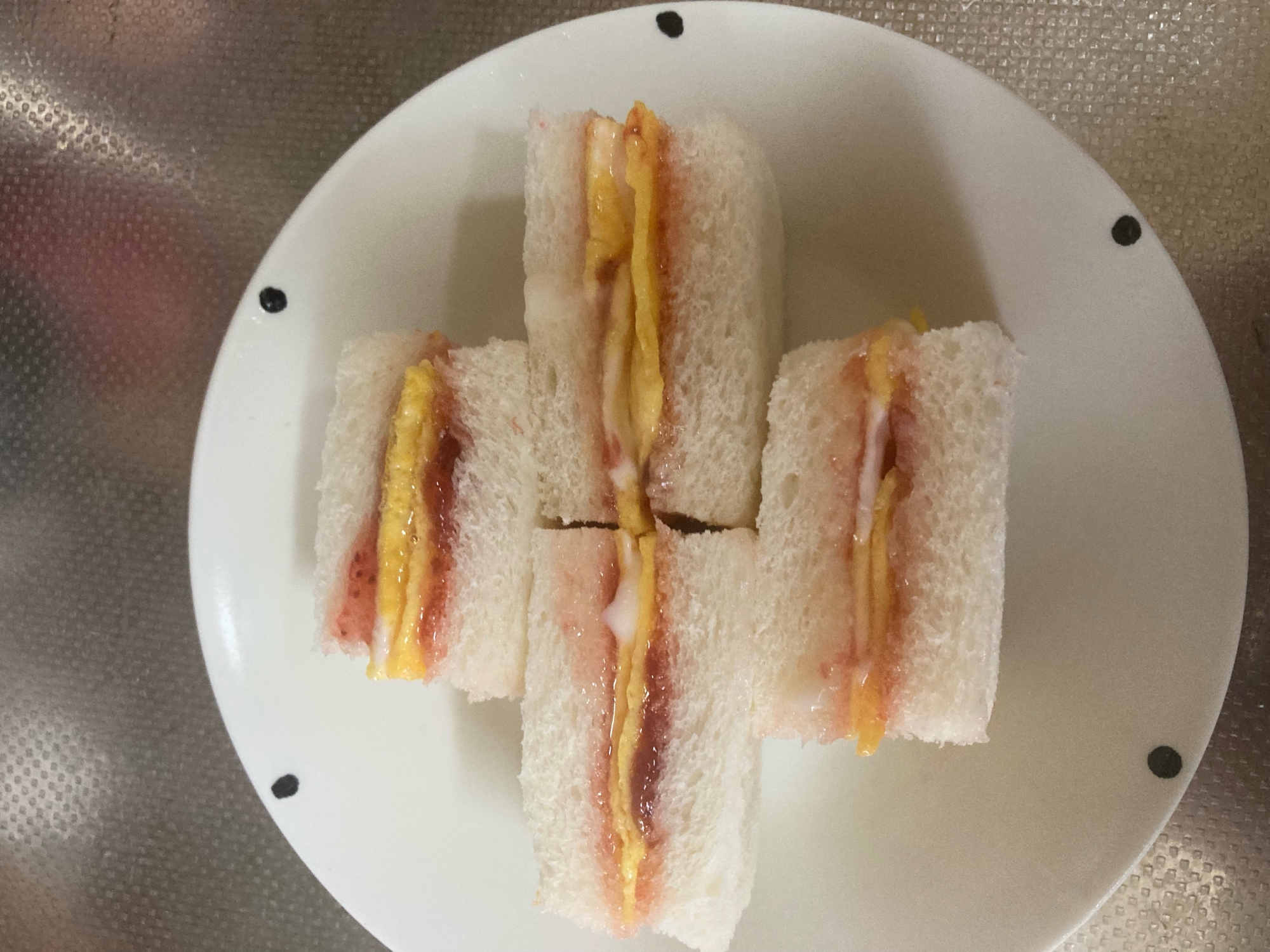 卵とジャムのサンドイッチ