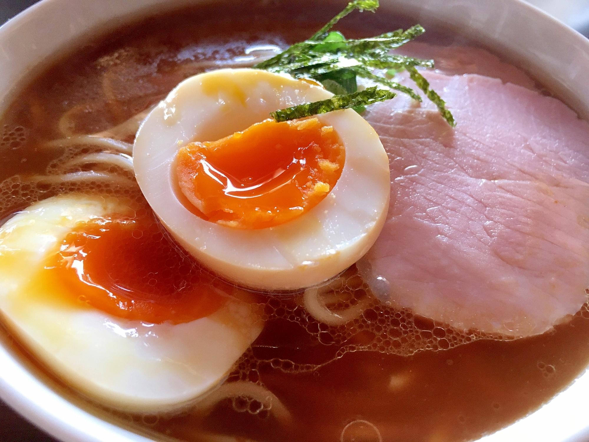 ハムと半熟味卵のっけ醤油ラーメン