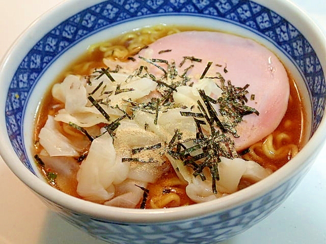 茹でキャベツとハムと刻み海苔の味噌ラーメン