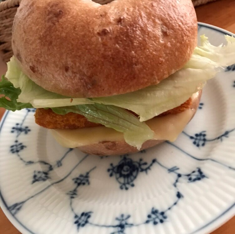 胡桃ベーグルでがんす天チーズバーガー