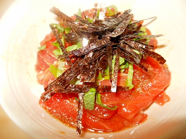 白い器に盛られた、まぐろとサーモンのマリネ丼