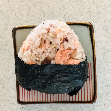 おっきな鮭むすび(雑穀米)