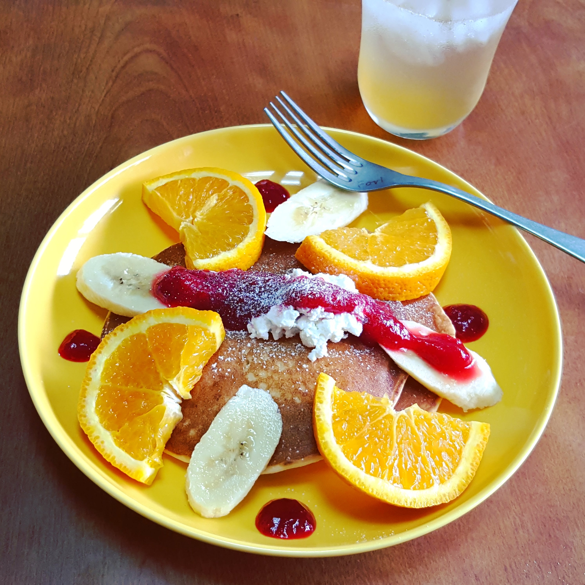 黄色い皿に盛り付けたすもものパンケーキ