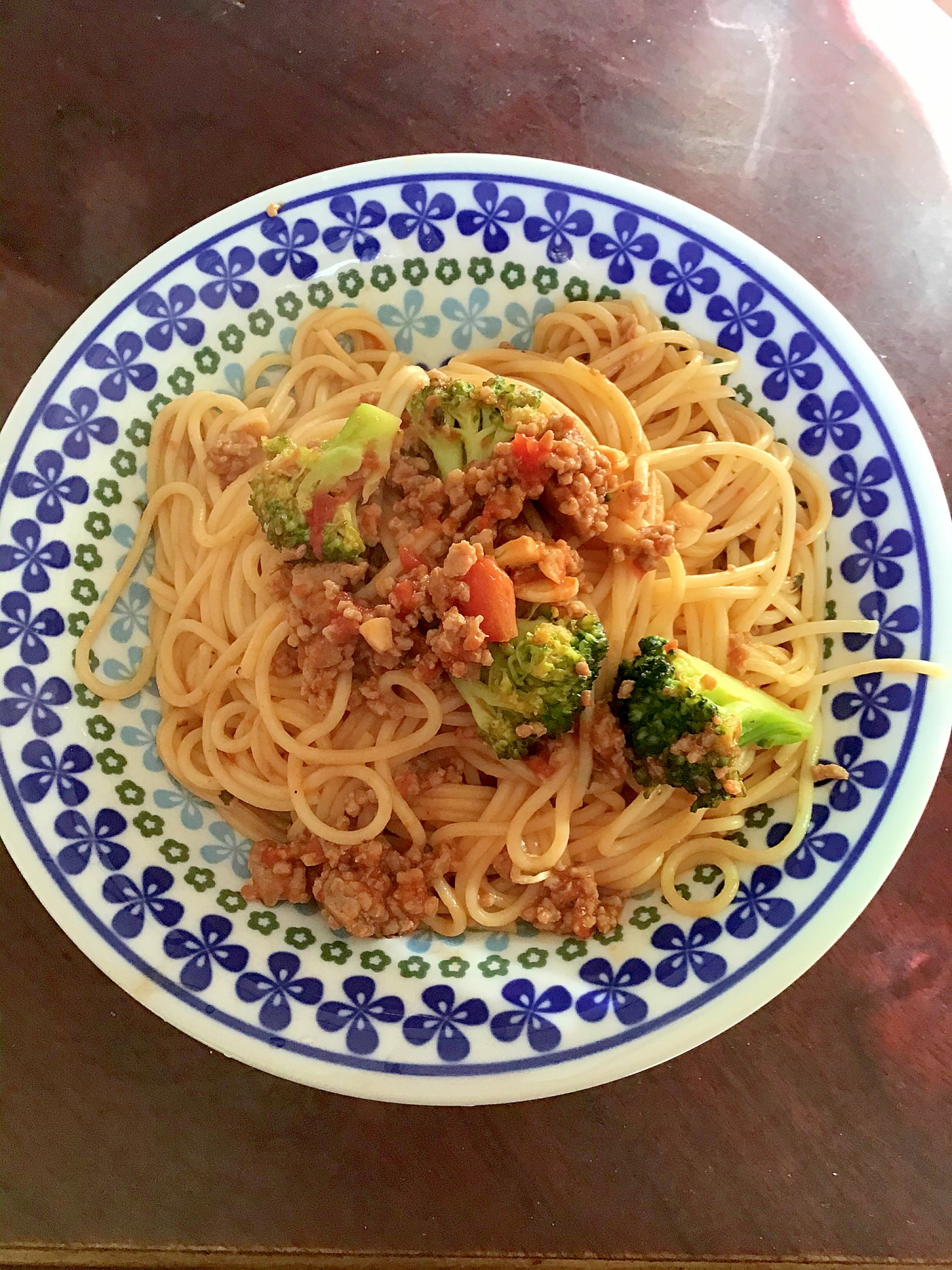 豚ひき肉と完熟トマトとブロッコリーのパスタ。