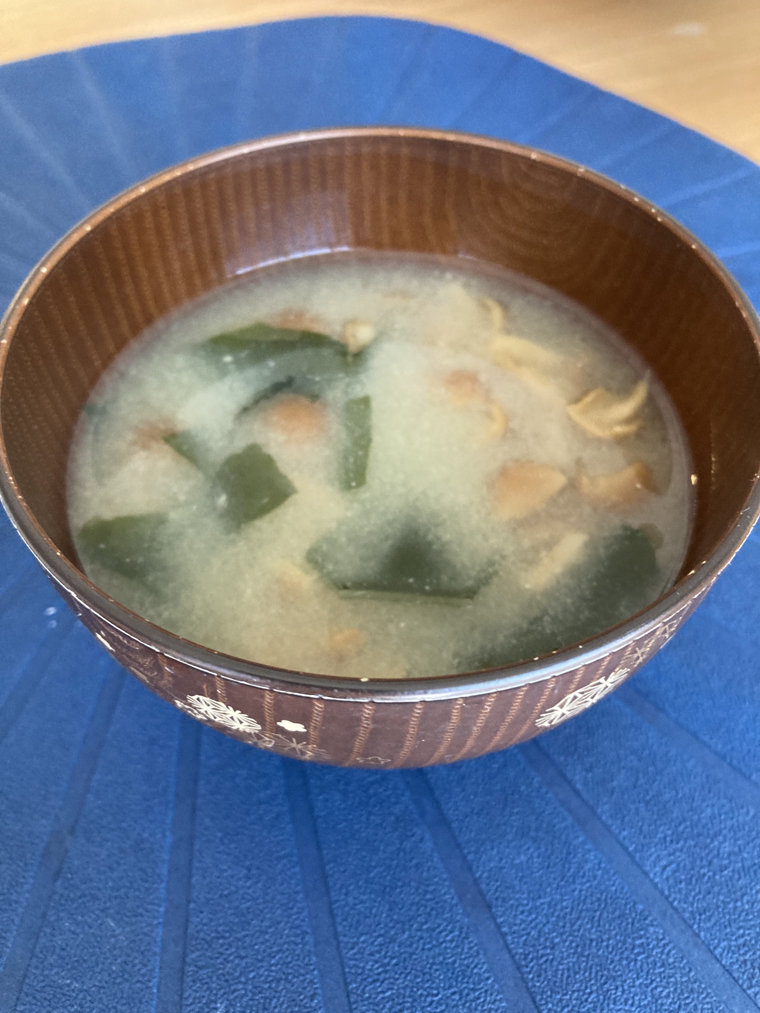 ホッとする★なめことワカメの味噌汁